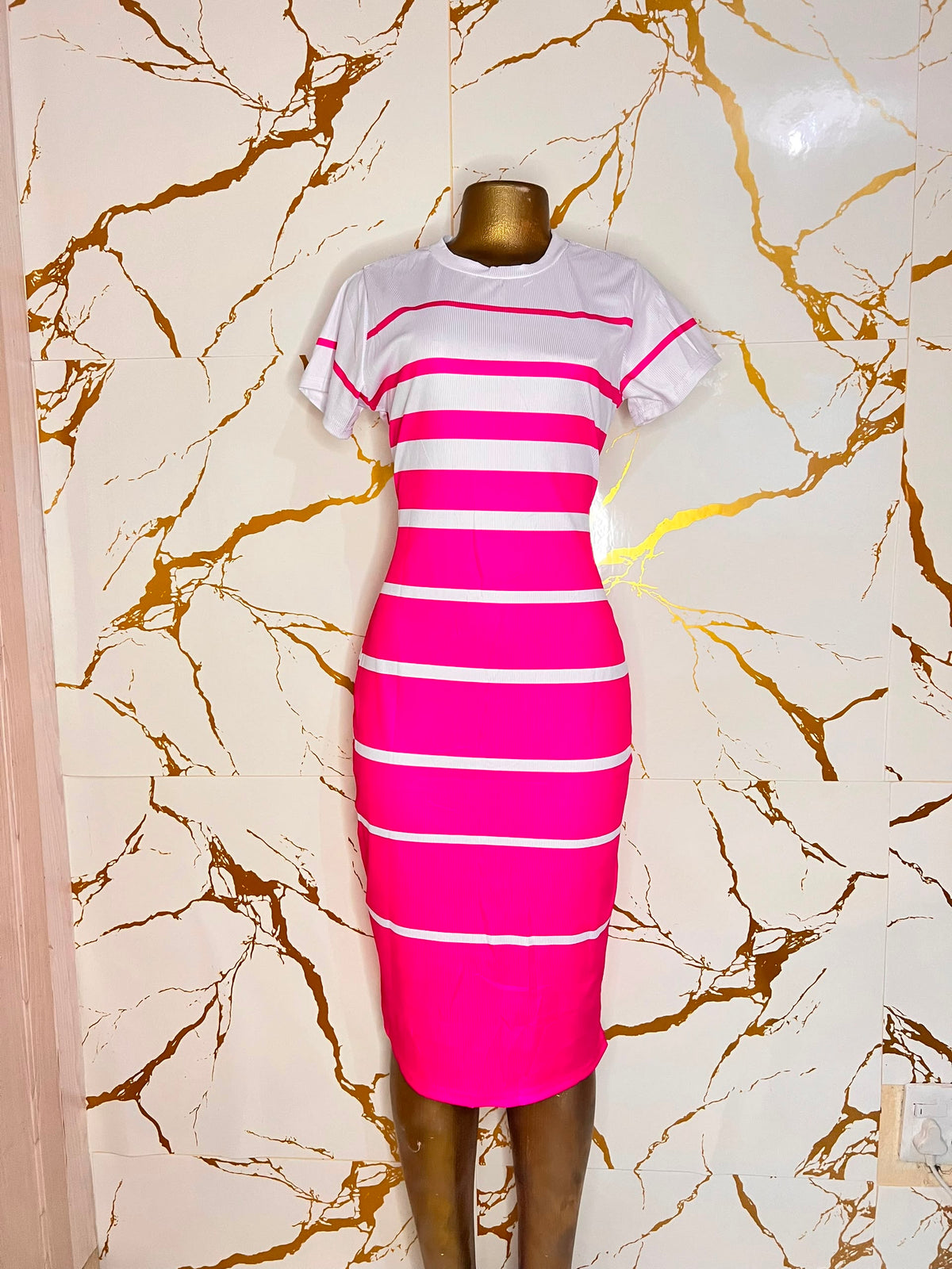 A short-sleeve bodycon dress 