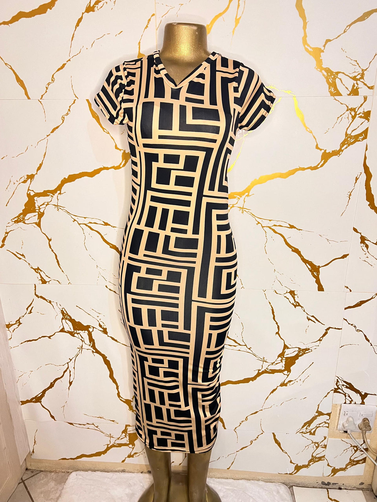 Short-sleeve V-neck bodycon dress with a black and beige geometric maze-like pattern