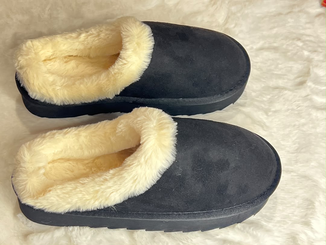 Navy blue slip-on slippers with cream faux-fur trim,