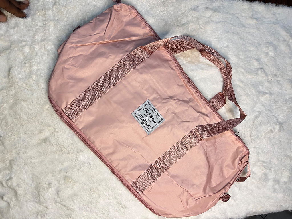 Light pink travelling zippered duffel bag with dual shoulder straps