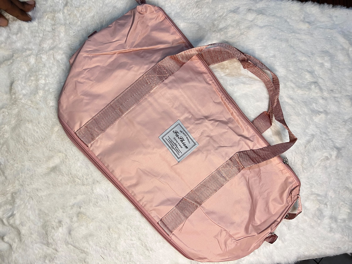 Light pink travelling zippered duffel bag with dual shoulder straps
