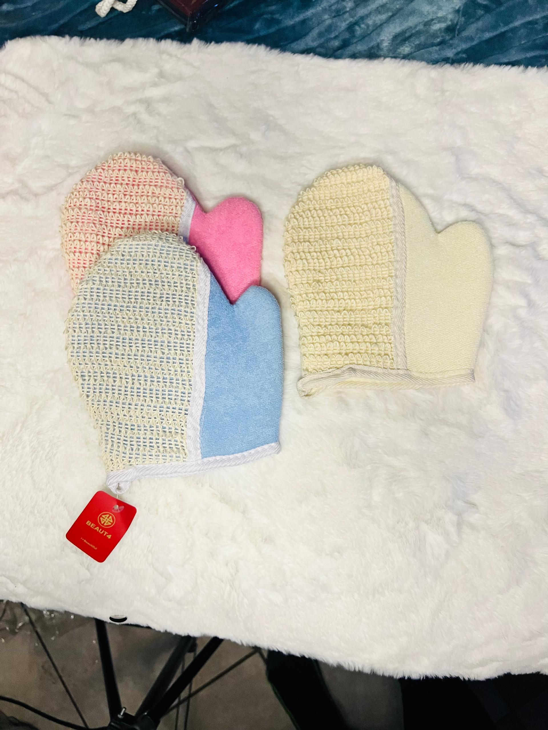 Four heart-shaped hand towels in pastel colors 