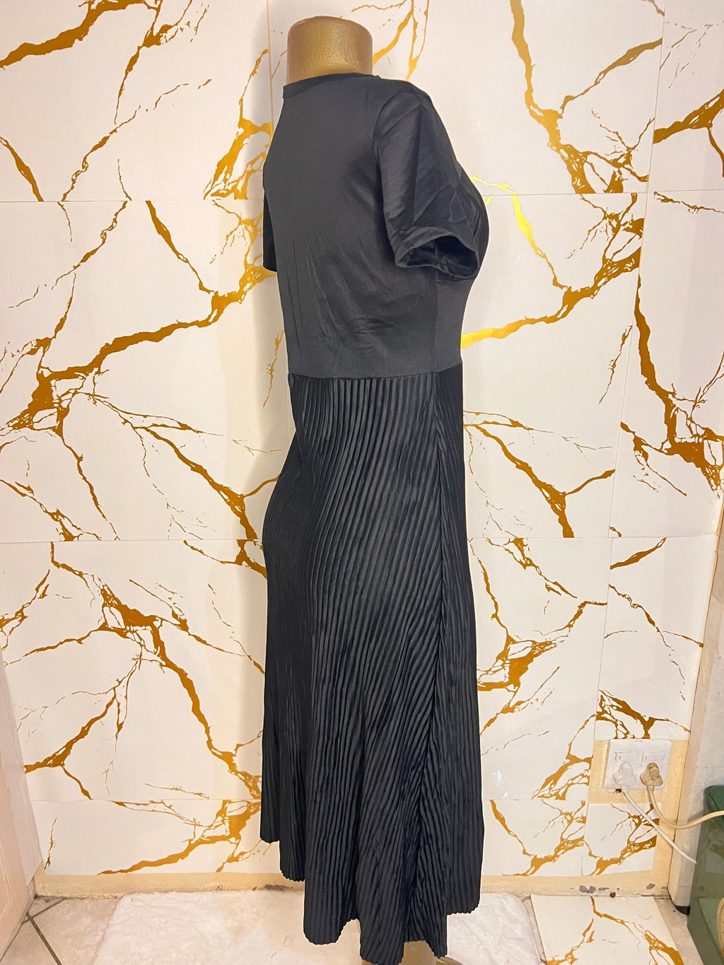 Black short-sleeve  midi dress with a pleated texture