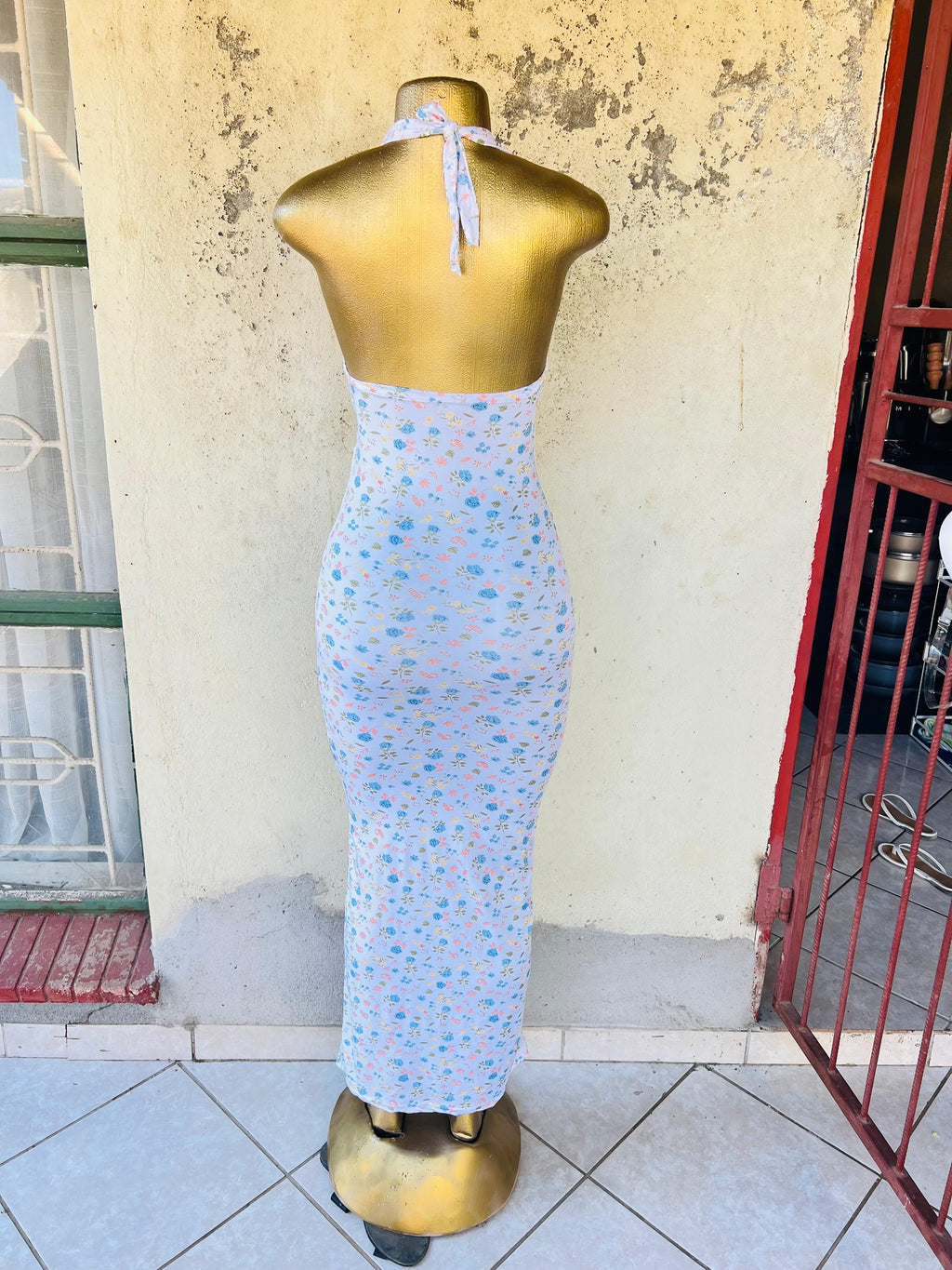 Sleeveless halter-neck maxi dress with floral patterns