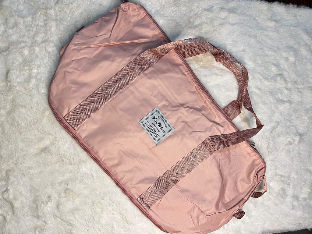 Light pink travelling zippered duffel bag with dual shoulder straps