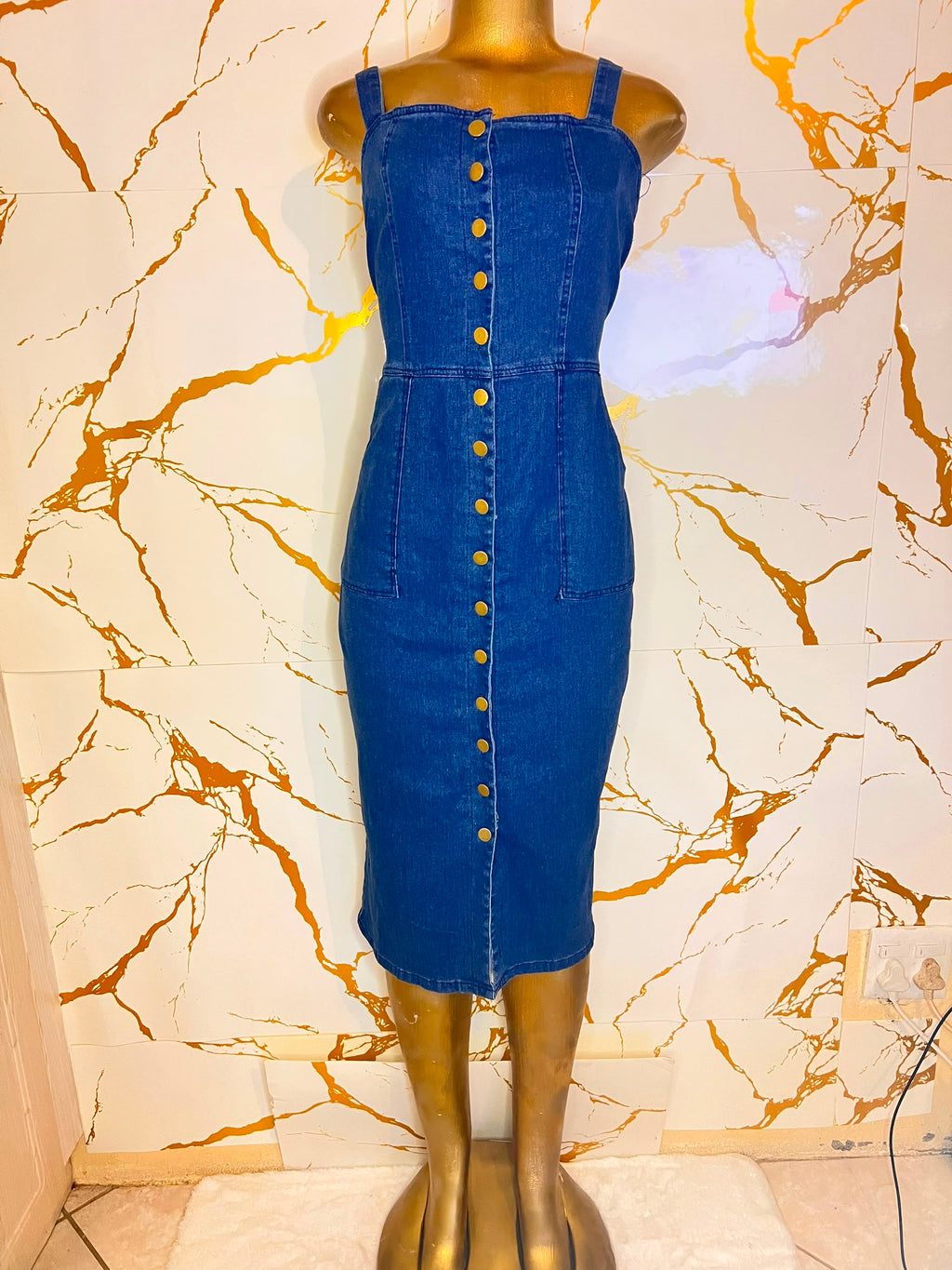 Long-sleeved bodycon dress in a deep reddish-brown