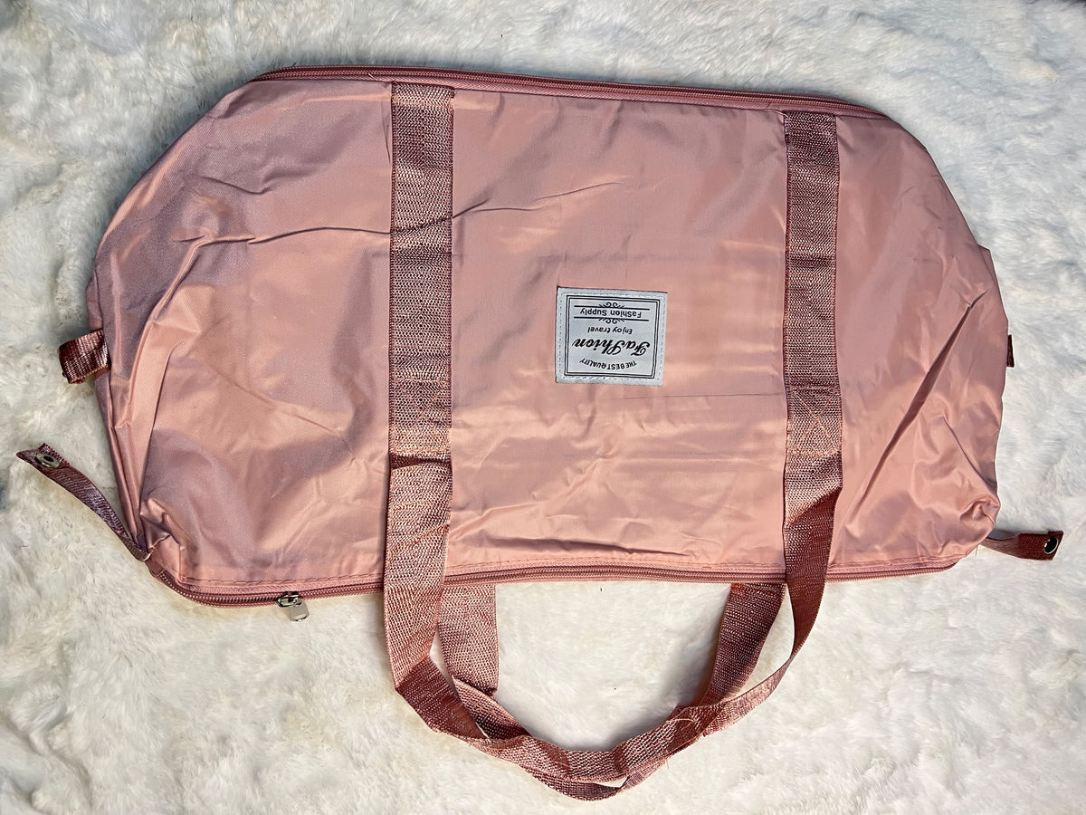 Light pink travelling zippered duffel bag with dual shoulder straps
