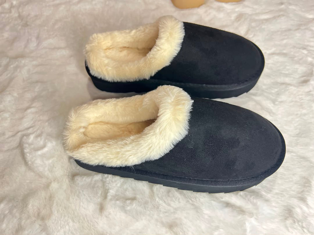 Navy blue slip-on slippers with cream faux-fur trim,