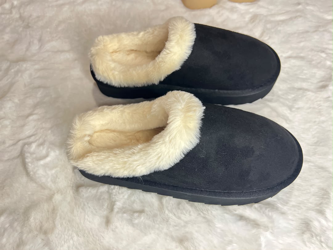 Navy blue slip-on slippers with cream faux-fur trim,