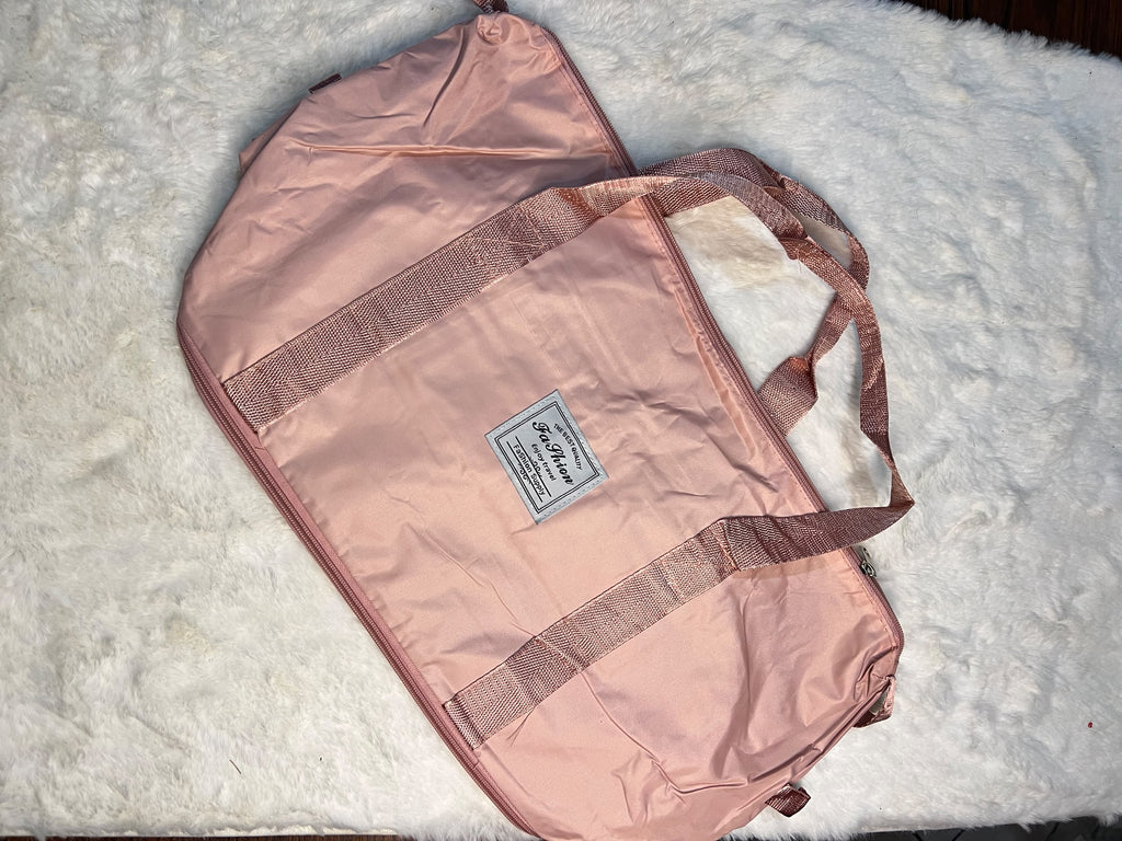 Light pink travelling zippered duffel bag with dual shoulder straps