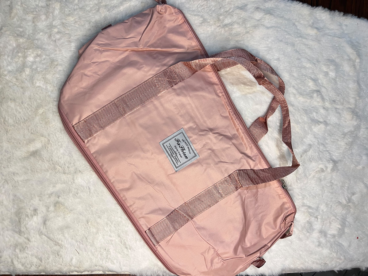 Light pink travelling zippered duffel bag with dual shoulder straps