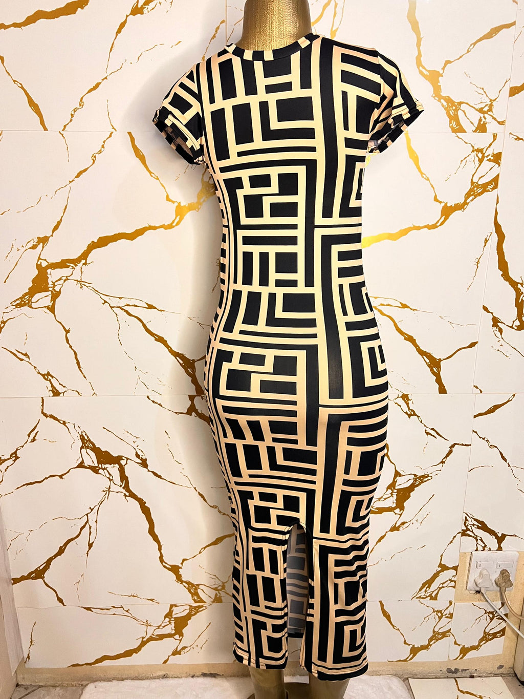 Short-sleeve V-neck bodycon dress with a black and beige geometric maze-like pattern